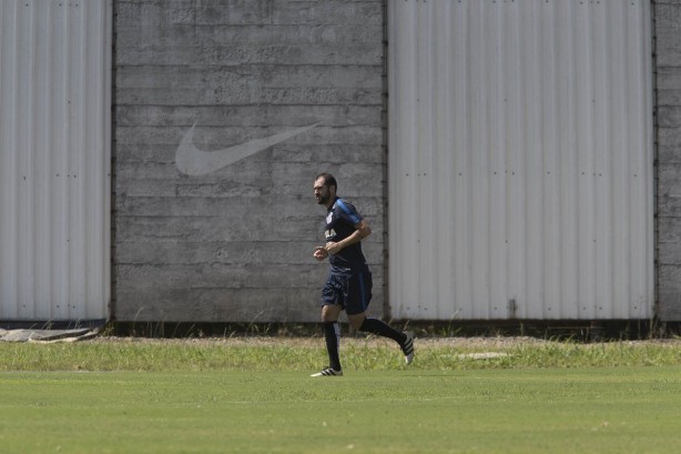 Danilo corre em volta do campo no CT Joaquim Grava