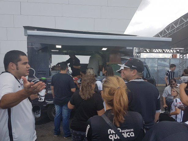 Torcedores em confraternização no Esquenta