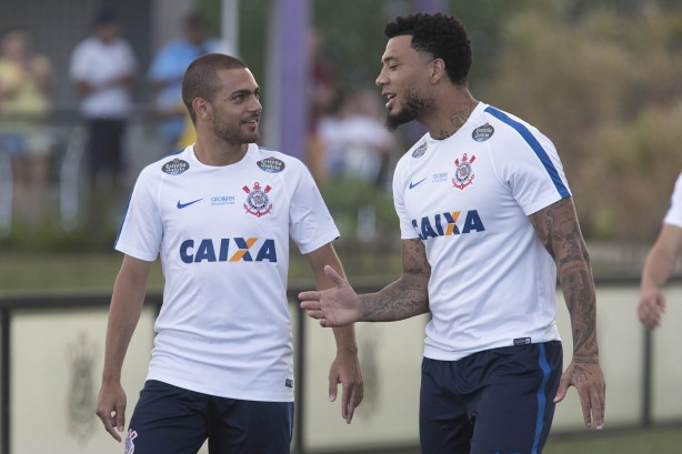 Ao lado de Clayton, Kazim apareceu em campo, mas segue se recuperando de leso