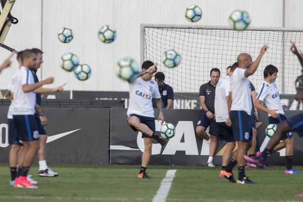 Carille comandou o treino, em conjunto com a comissão técnica