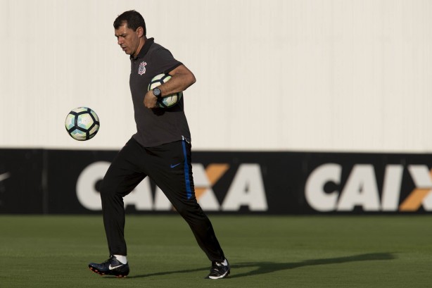 Carille esboçou uma equipe titular durante o treino