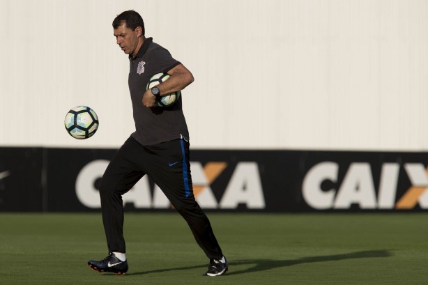 Carille esboou uma equipe titular durante o treino