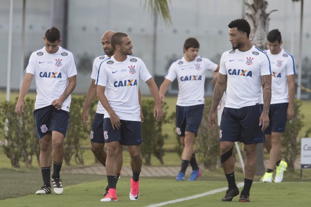 Os jogadores participaram de atividade com a bola no CT