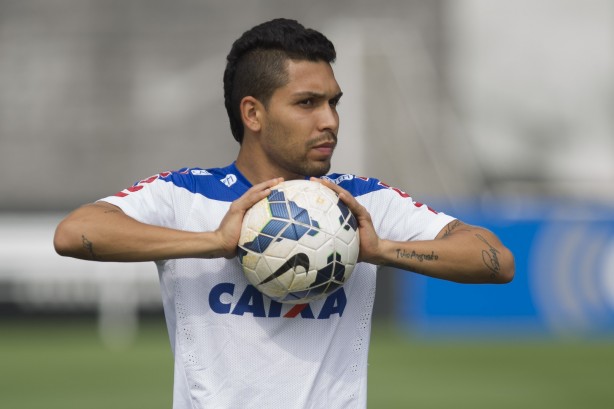 Petros durante treino do Corinthians em 2014