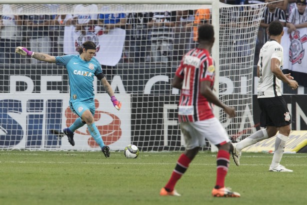 Cássio cobrando tiro de meta durante partida contra o Botafogo-SP