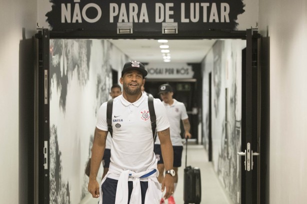 Clayton antes do jogo contra o Botafogo-SP, pelo Paulistão