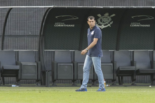 Fábio Carille observa, do banco, a partida contra o Botafogo-SP