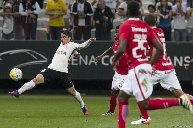 Fagner contra o Internacional, na Arena Corinthians