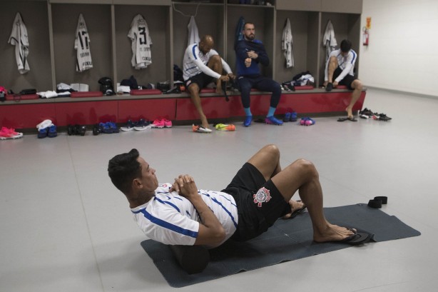 Giovanni Augusto no aquecimento antes do duelo contra o Internacional, no Beira Rio, pela Copa do Br