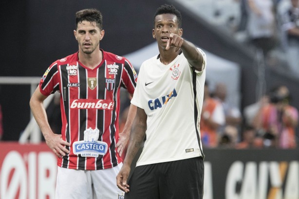 Jô, diante do Botafogo de Ribeirão, pelo Campeonato Paulista