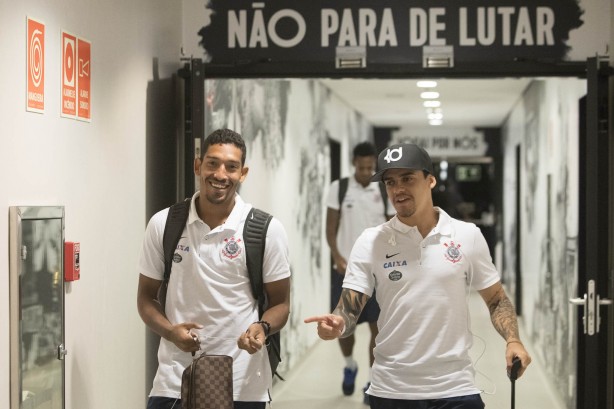Léo Príncipe e Fagner antes do jogo contra o Botafogo-SP, pelo Paulistão