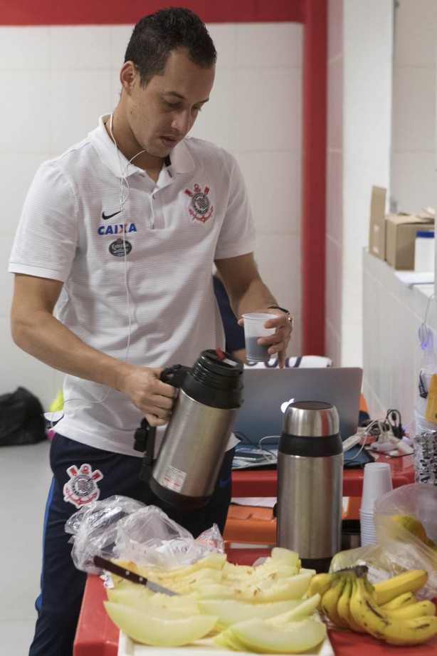 Rodriguinho tomando café antes do duelo contra o Internacional, no Beira Rio, pela Copa do Brasil