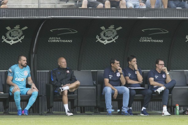 Walter e comissão técnica durante duelo contra o Botafogo-SP