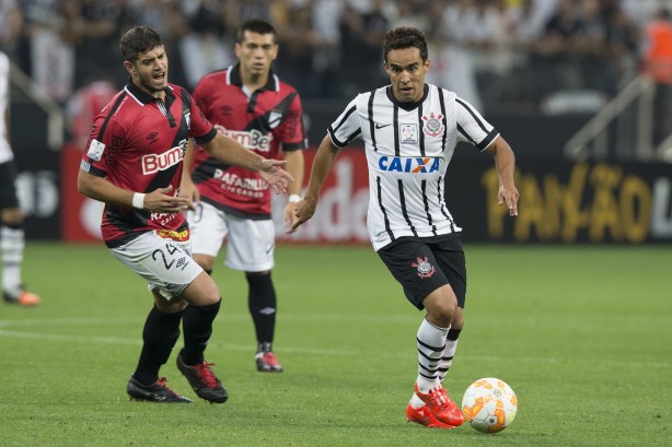 Jadson marcou um dos tentos da vitória sobre o Danubio de Leonardo Ramos