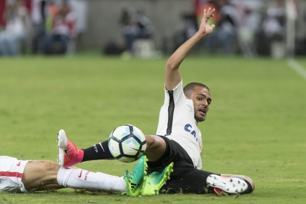 Clayton em dividida contra o Internacional válida pela Copa do Brasil