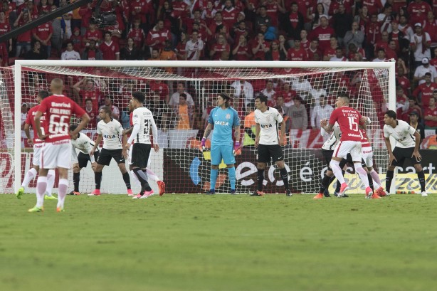 Defesa do Corinthians em ação em partida válida pela Copa do Brasil