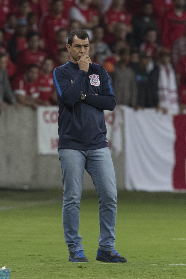 Fábio Carille bastante concentrado em partida válida pela Copa do Brasil