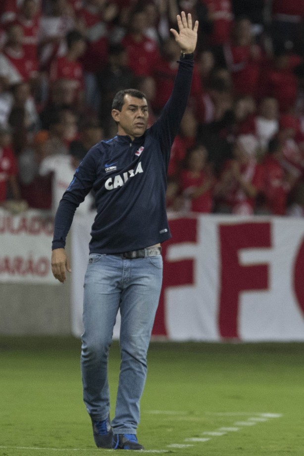 Fábio Carille gesticula para jogadores em partida válida pela Copa do Brasil