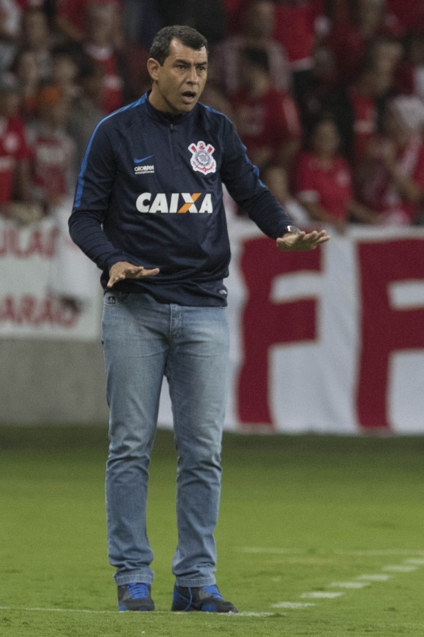 Fábio Carille pede calma a seus jogadores em partida válida pela Copa do Brasil