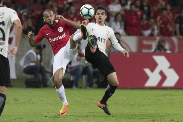 Fagner disputa jogada com adversário em partida válida pela Copa do Brasil