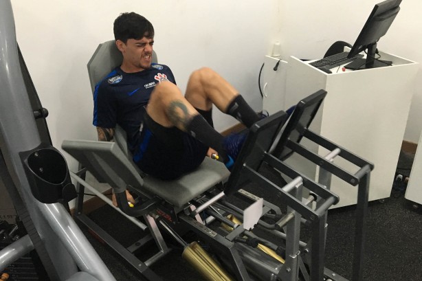 Fagner também fez exercício de força em laboratório do CT