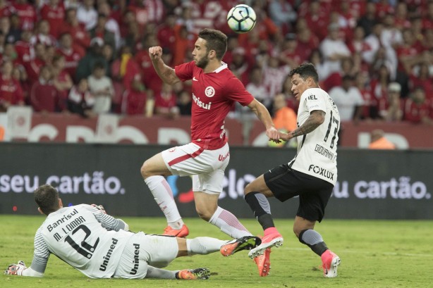 Giovani Augusto disputa jogada com adversário em partida válida pela Copa do Brasil