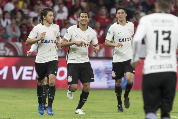 Jogadores do Corinthians comemorando gol em partida válida pela Copa do Brasil