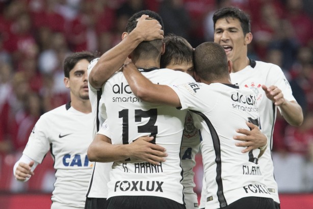 Jogadores do Corinthians comemorando gol em partida válida pela Copa do Brasil