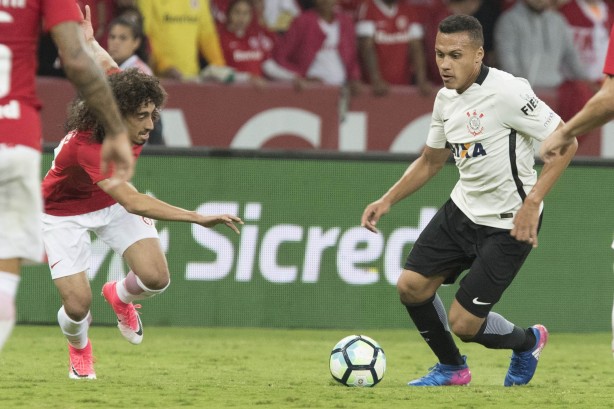 Léo Jabá disputa jogada com adversário em partida válida pela Copa do Brasil