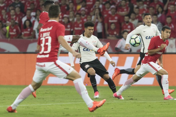 Narquinhos Gabriel e Arana em ação contra o Internacional pela Copa do Brasil