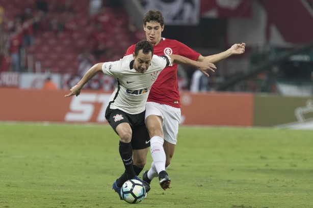 Rodriguinho disputa jogada com adversário em partida válida pela Copa do Brasil