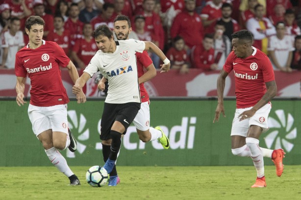 Romero em ação contra o Internacional pela Copa do Brasil