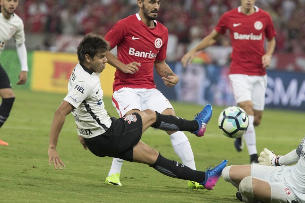 Romero em ação contra o Internacional pela Copa do Brasil