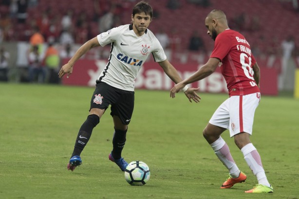 Romero tenta dibre contra adversário pela Copa do Brasil