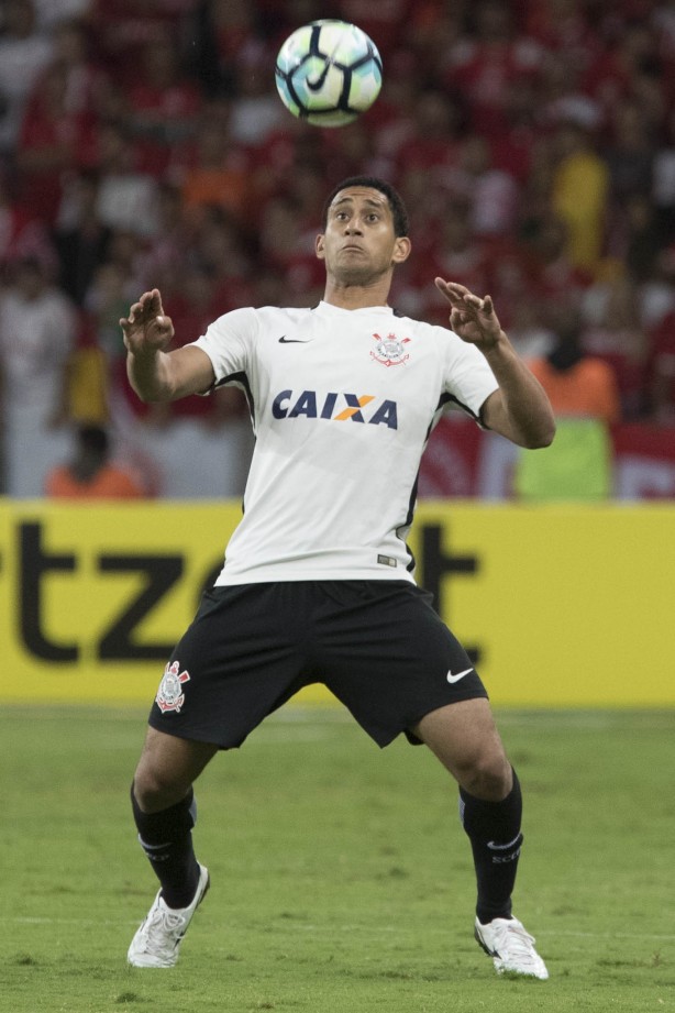 Zagueiro Pablo domina bola na partida contra o Internacional válida pela Copa do Brasil
