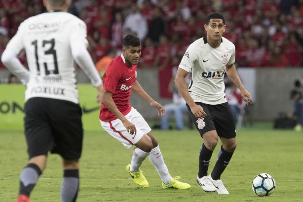 Zagueiro Pablo em ação na partida contra O Internacional válida pela Copa do Brasil
