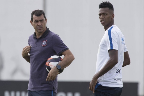 Técnico Fábio Carille ao lado do atacante Jô