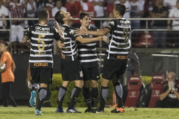 Gabriel, Rodriguinho, Fagner e Balbuena comemorando o gol do Corinthians contra o São Paulo