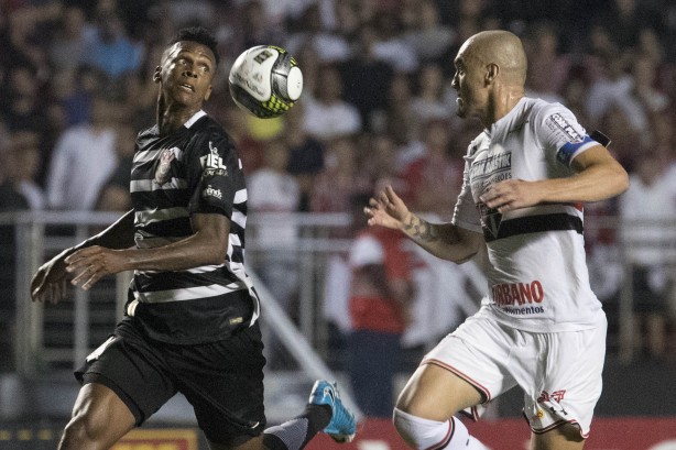 Jô brigando pela bola durante o majestoso