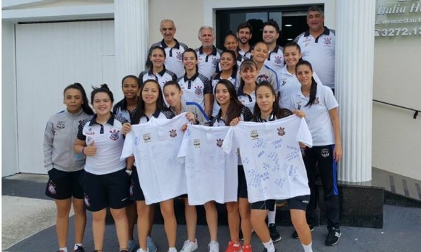 Meninas doam camisa do Corinthians/Tiger autografada para a APAE 
