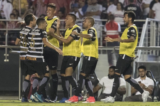 Rodriguinho e Guilherme Arana comemorando o segundo gol do Corinthians no Morumbi