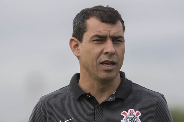 Carille observa atividade técnica dos atletas