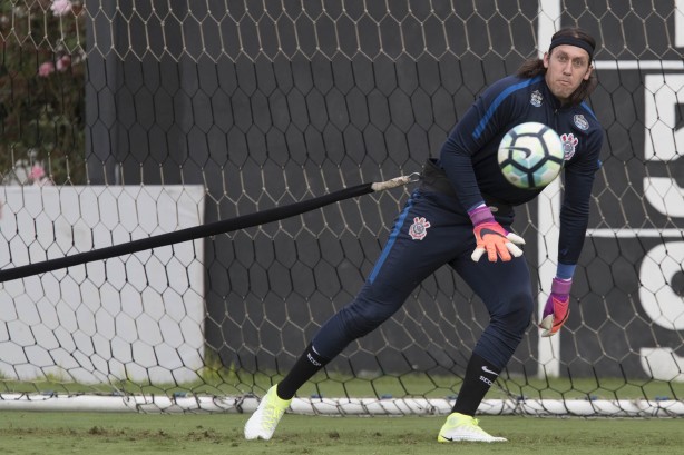 Cássio foi único titular em campo nesta segunda-feira