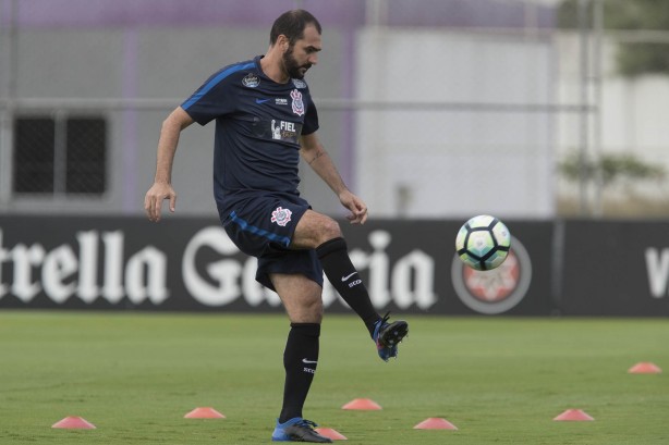 Danilo treinou com bola no campo; meia é preparado para o Brasileirão