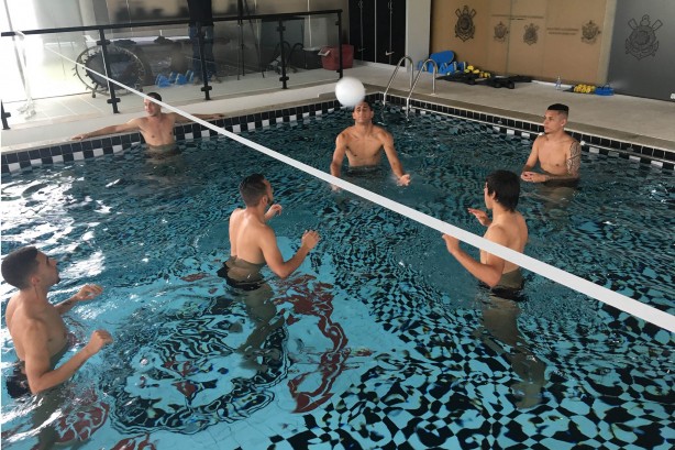 Jogadores titulares caíram na água após trabalho na academia