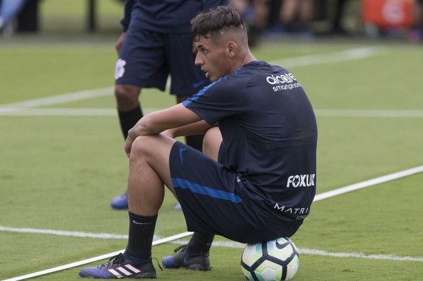 Marciel aproveita pausa para descansar; lateral/volante  opo para quarta