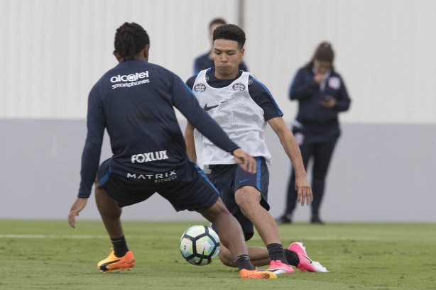 Marquinhos Gabriel arrisca drible para cima de Paulo Roberto