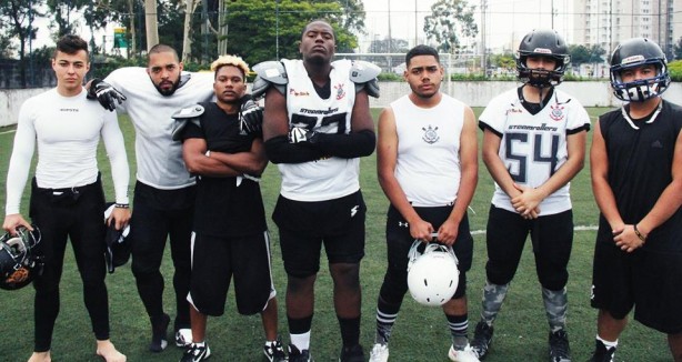 Gabriel (ao centro) não defende mais o Corinthians Steamrollers
