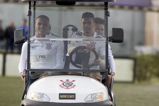 Jogadores chegando de carrinho para treino que antecede partida contra o Inter
