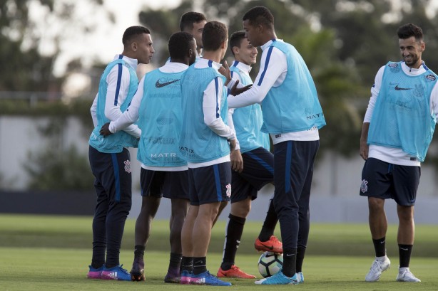 Jogadores reunidos durante treino que antecede a partida contra o Internacional